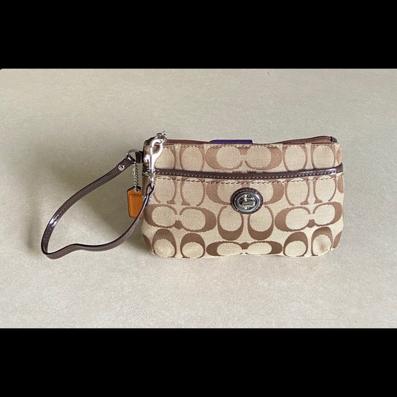 Coach wristlet. - Picture 10 of 16